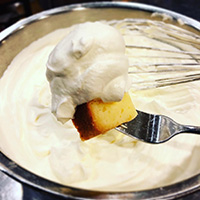 発酵バターのパウンドと生クリーム